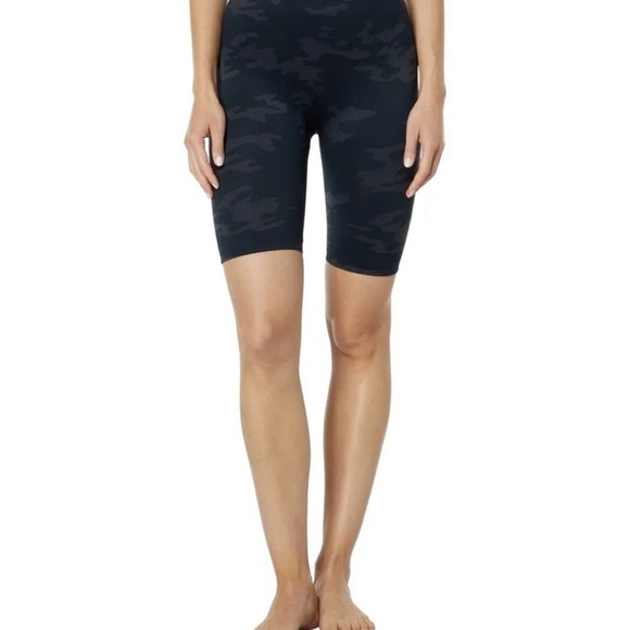 SPANX Women’s Size Medium Camo Printed Seamless Biker Shorts NWT - Picture 9 of 9